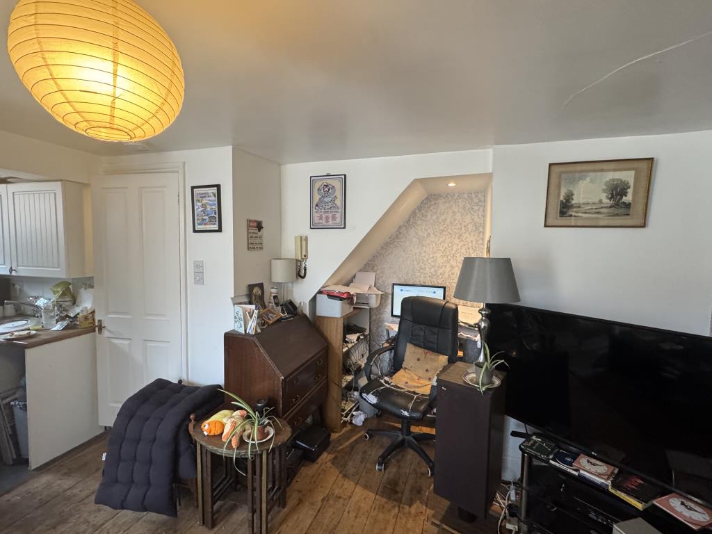 Lot: 6 - TOWN CENTRE MAISONETTE WITH GARDEN FOR INVESTMENT OR OCCUPATION - Living room kitchen and study area